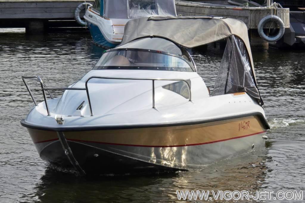 Катер VIGOR 480 (S) Walk Around у покупателя на воде